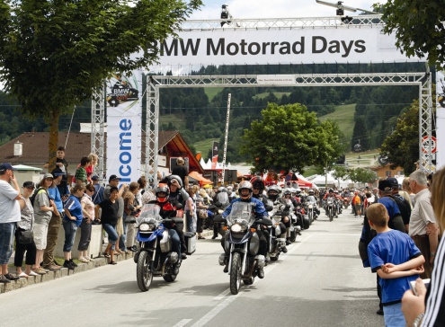http://www.chaika.ru/workdir/photos/cities/Garmish/bmw_motorrad_days1_495.jpg