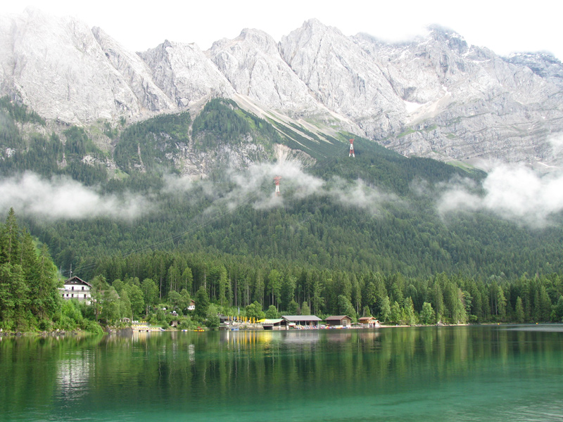 Озеро Айбзее (Eibsee), расположенное у подножия горы Цугшпитце близ деревни...