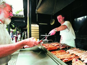 Bratwurststand Ort: bei Oberhof, Wegscheide    Motiv: Bratwurststand     Fotograf: Toma Babovic Bildeigner: Th&#252;ringer Tourismus GmbH