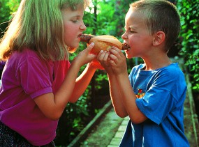 Kinder mit Rostbratwurst Motiv: Kinder mit Th&#252;ringer Rostbratwurst  Fotograf: B. Neumann Bildeigner: Th&#252;ringer Tourismus GmbH