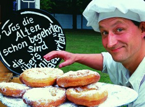 Krapfen Ort: Neuhaus am Rennweg Motiv: Pfannkuchenb&#228;cker mit &#220;bers-Knie-Gezerrten Fotograf: A. Liebich  Bildeigner: Th&#252;ringer Tourismus GmbH