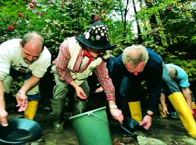 Theuern_Goldwaschen Ort: Theuern  Motiv: Goldwaschkurse  Fotograf: Toma Babovic Bildeigner: Th&#252;ringer Tourismus GmbH