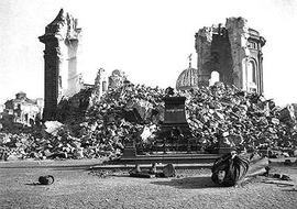 Руины церкви Фрауэнкирхе и памятника Лютеру после войны